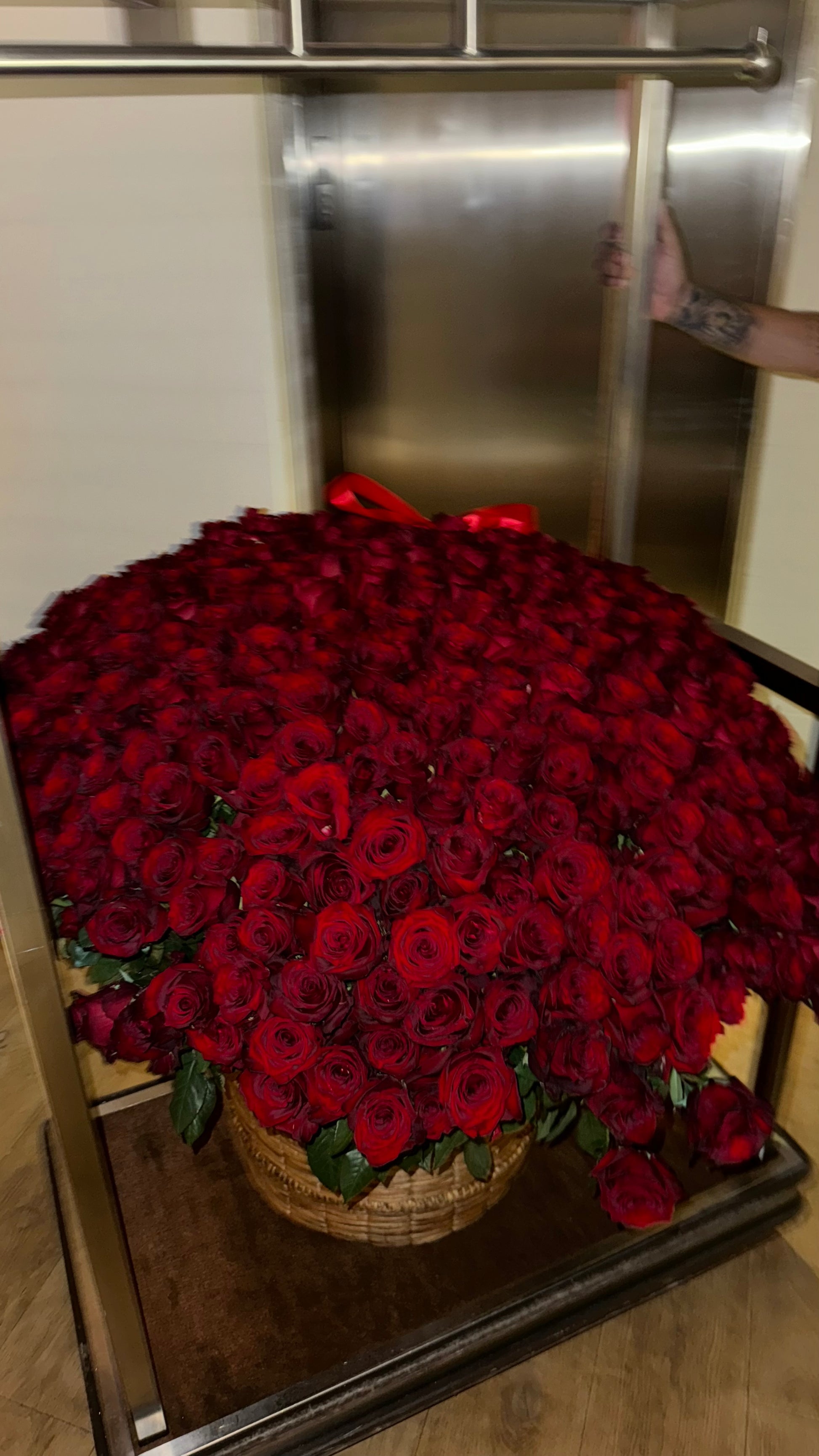 500 Roses Basket - Je T'aime Fleurs