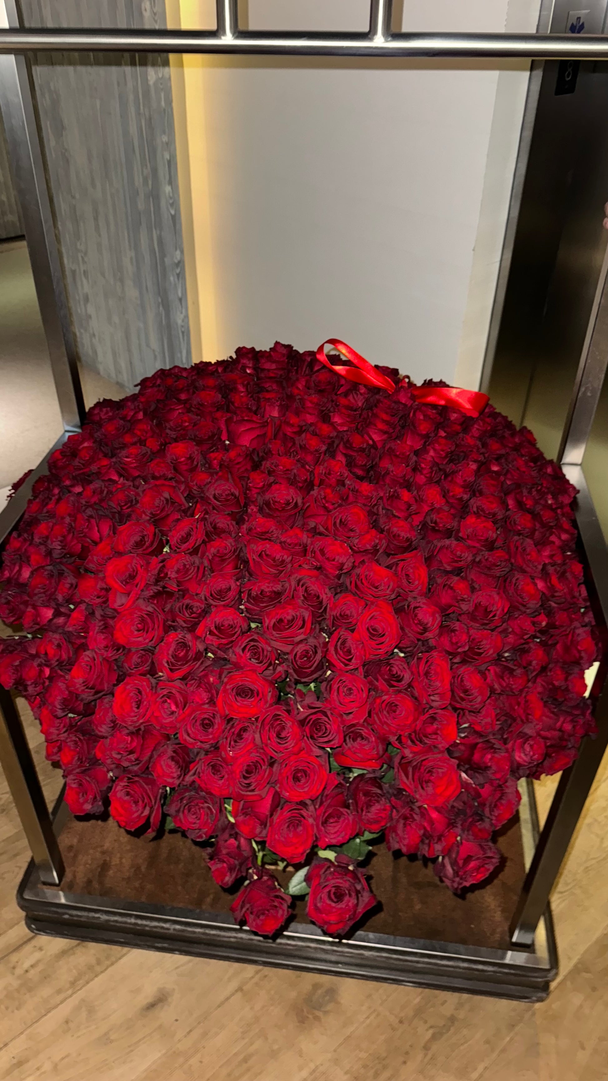 500 Roses Basket - Je T'aime Fleurs