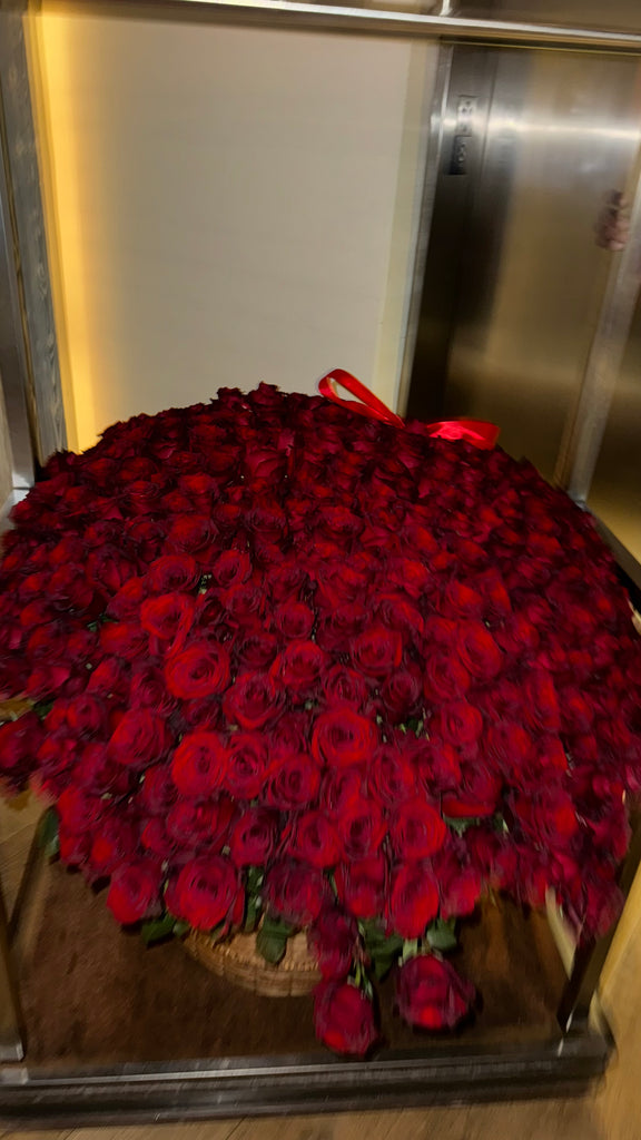 500 Roses Basket - Je T'aime Fleurs